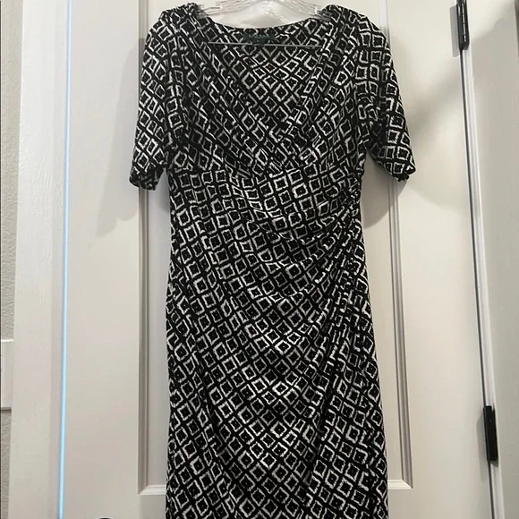 Chic Black and White Geometric Dress - Picture 3 of 5